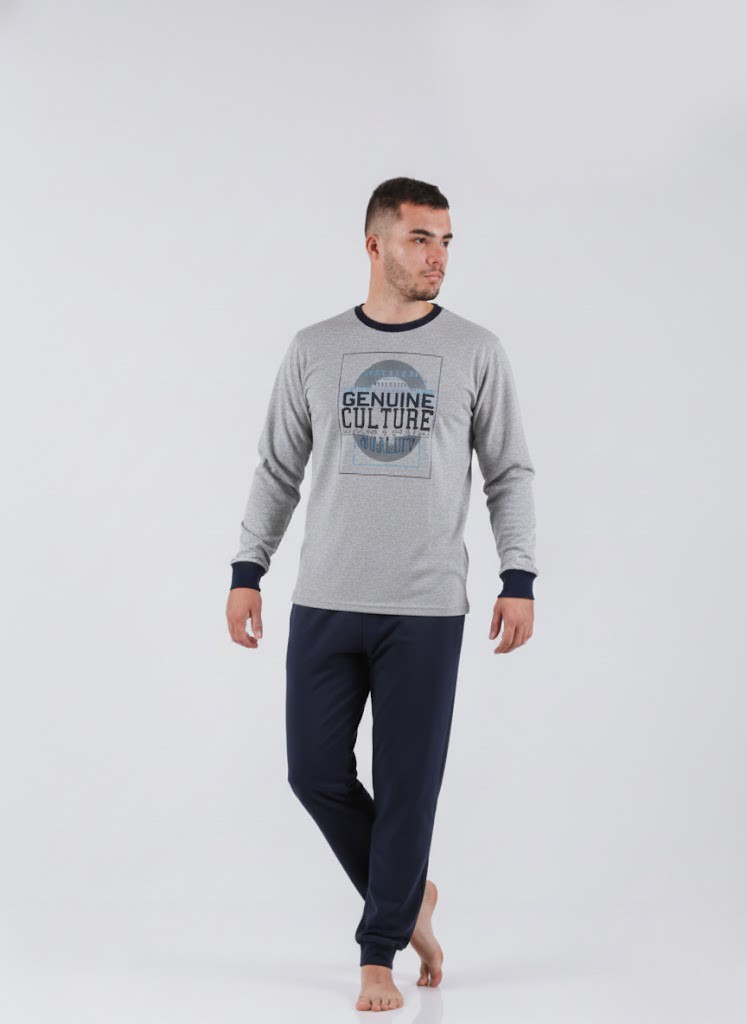 Muška pidžama Genuine Culture, siva majica sa printom i tamnoplave pantalone, udobna muška pidžama od pamuka, deo noćnog programa Arilje Lotos