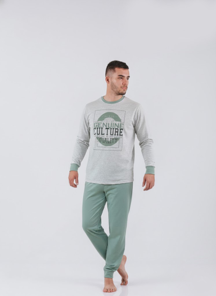 Muška pidžama iz kolekcije Genuine Culture, svetlosiva majica sa zelenim detaljima i zelene pantalone, udobna i kvalitetna odeća za spavanje iz Arilja