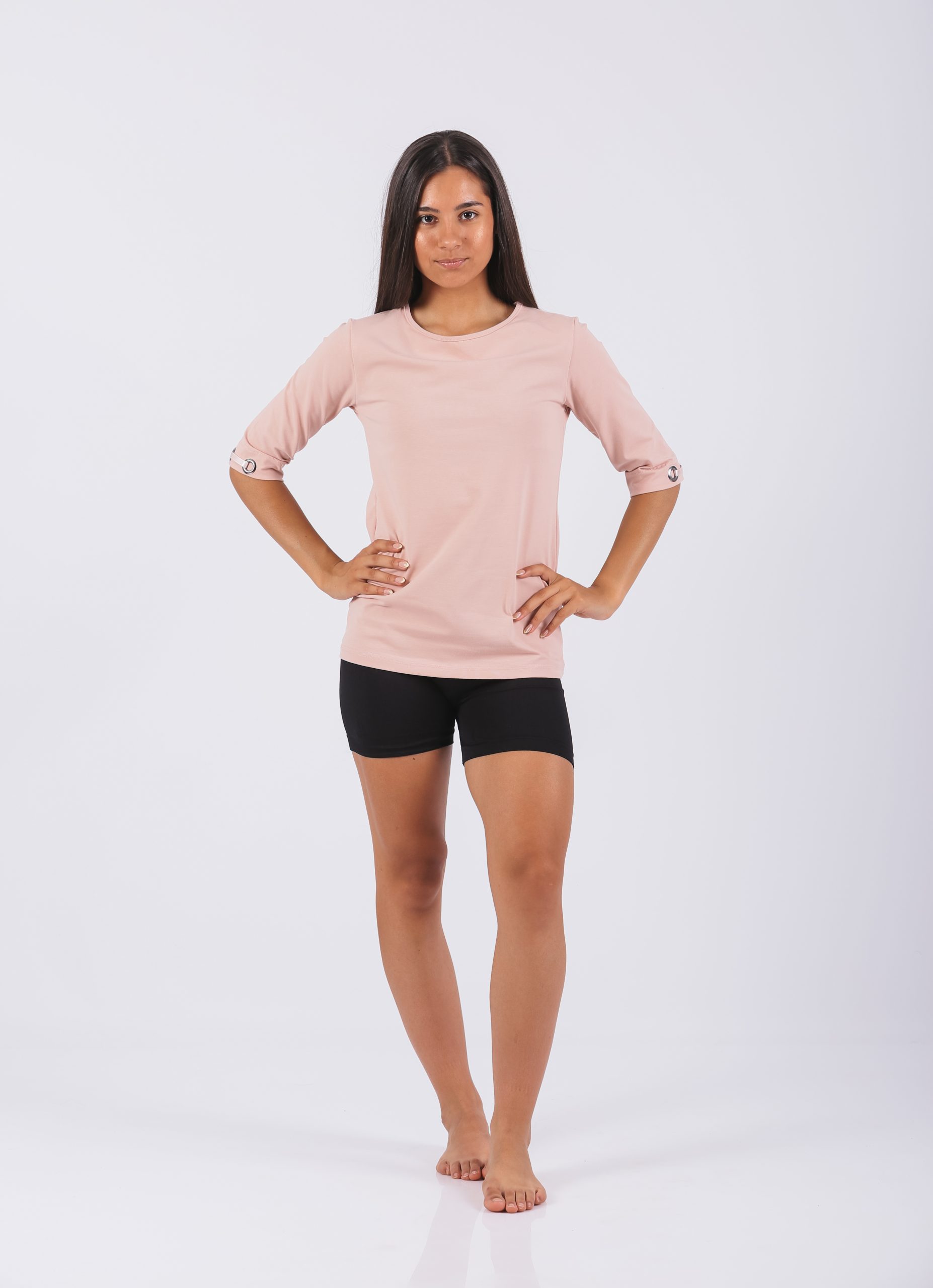 Art.1040-2 Ženska majica Megan Veličine -M,L,XL,XXL Sir.sastav 95_pamuk, 5_elastan Održavanje 60stepeni Cena-1505,00 Ženska majica Megan 1040-2, svetlo roze boja, sa ringlama na rukavima, 95% pamuk