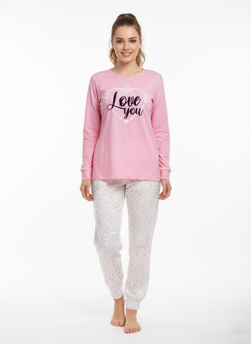 Ženska pidžama 1072 roze boje sa printom “Love You” i srcem – udobna, rastegljiva i nežna