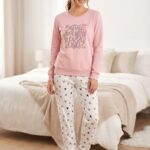 Ženska pidžama 845 – roze majica sa natpisom i bele pantalone sa srcima
