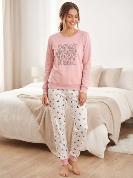 Ženska pidžama 845 – roze majica sa natpisom i bele pantalone sa srcima