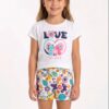 Devojčica u pamučnoj letnjoj pidžami — bela majica Love is in the Air sa mačkama i šarene šorc pantalone sa cvećem i leptirima, ariljski veš